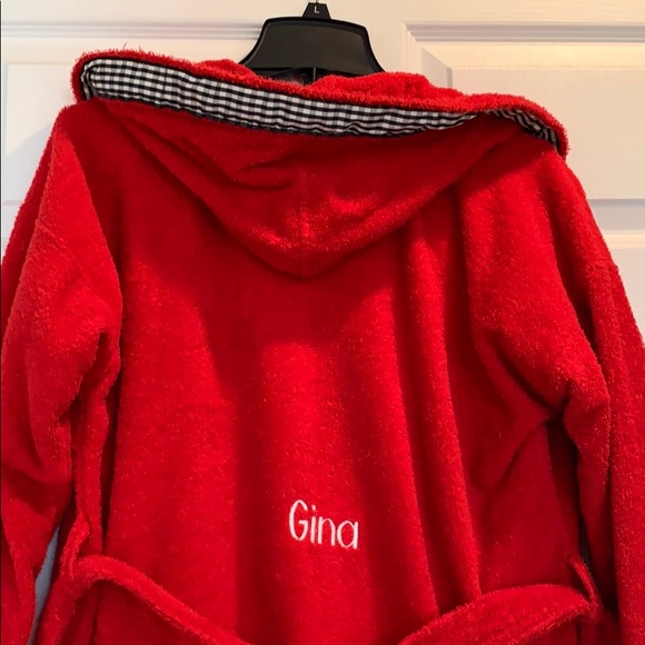 Red hooded robe. Smoke & pet free home - Picture 4 of 13